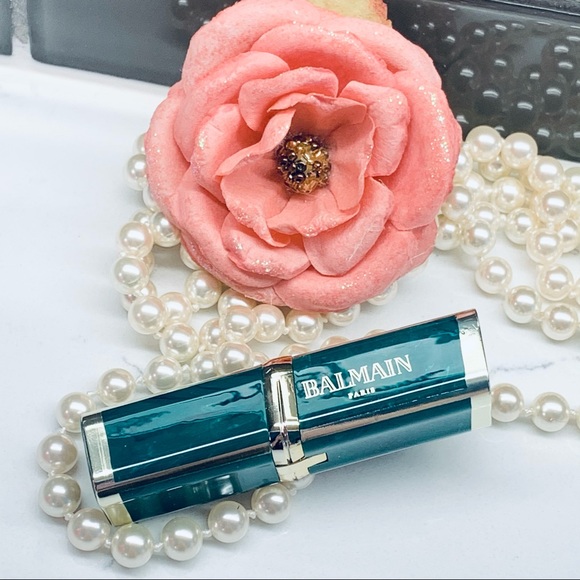 L’Oréal Paris x Balmain lipstick in GLAMAZONE - Picture 4 of 5